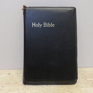 World Bible KJV Student Text with Concordance & Dictionary Black Leather.